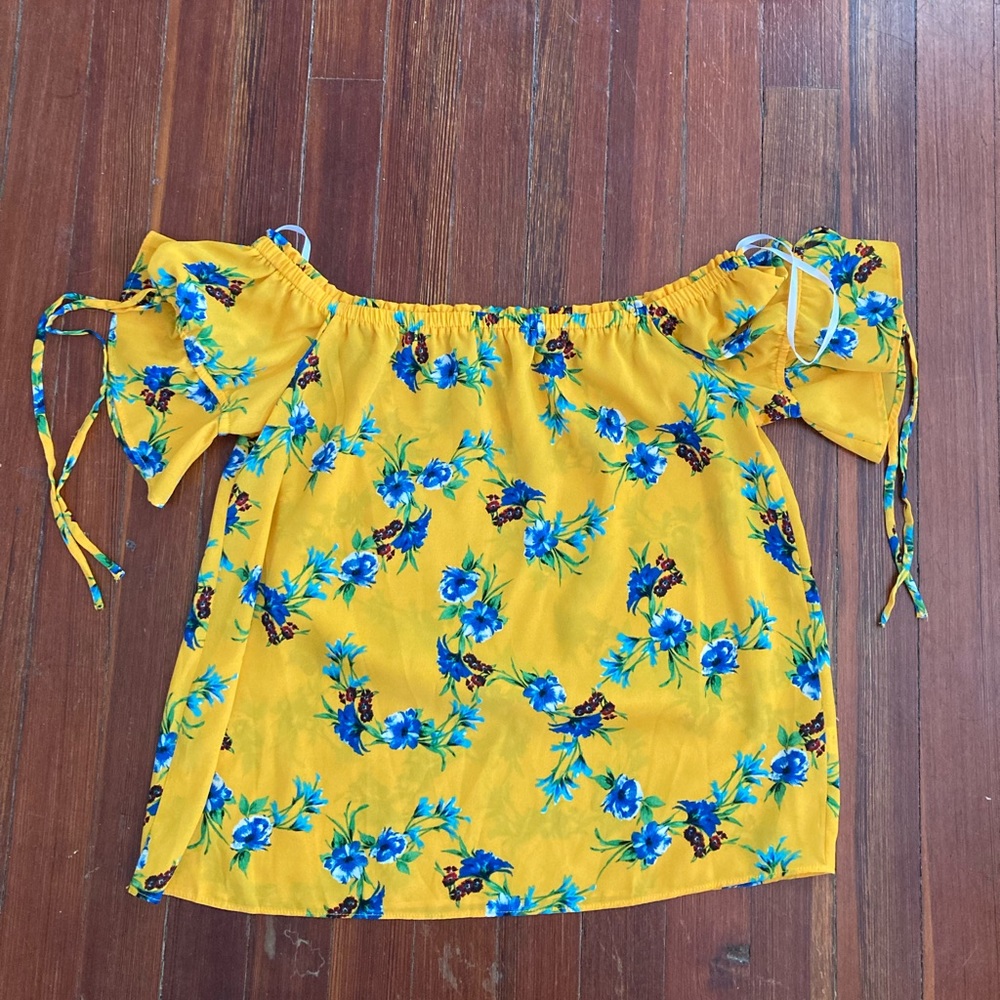 ☀️ Charming Charlie off the shoulder top